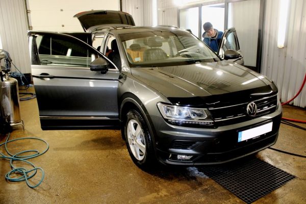 Kvalitatīvi nomazgāts auto