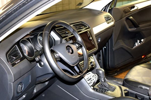Kvalitatīvi iztīrīts auto salons