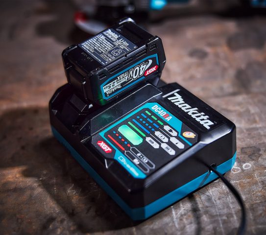 ĀTRAIS Lādētājs XGT 40V DC40RA Makita 191E07-8