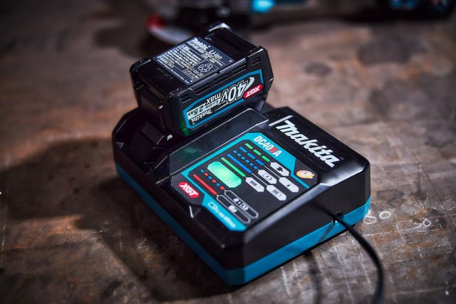 ĀTRAIS Lādētājs XGT 40V DC40RA Makita 191E07-8